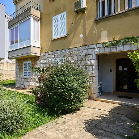 Evergreen Escape Apartment